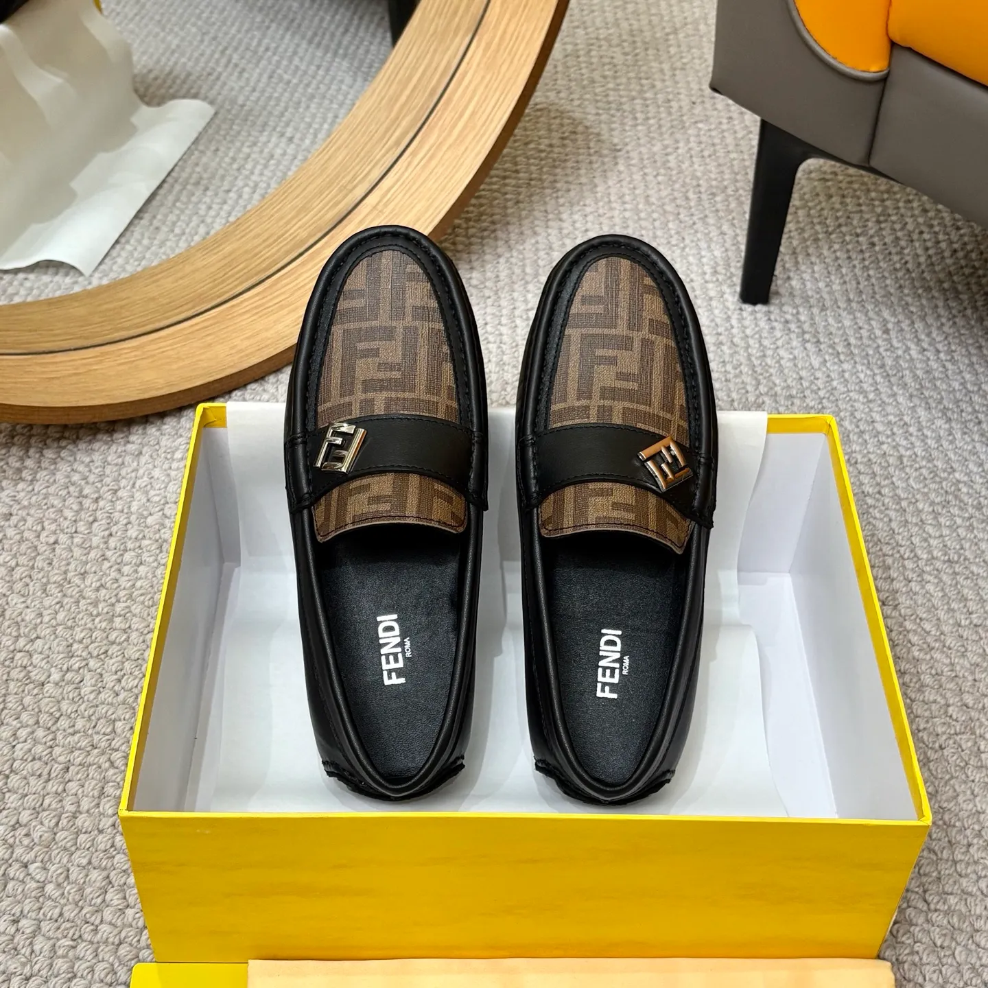 Men's shoes 💰420 [FENDI Fendi] 2⃣️0⃣️2⃣️5️⃣New Milan men's fashion lazy catwalk style ✅ fashionable casual beanie shoes, imported calfskin fabric, super smooth texture, sweat-absorbent and breathable, (sheepskin lining). Metal LOGO on the shoe body, Medusa avatar, irregular avatar, high-end craftsmanship logo✅ French Loft set foot design style 👟Low-key and elegant, great on-foot effect... Men's shoe size: 38-46 (4-12)